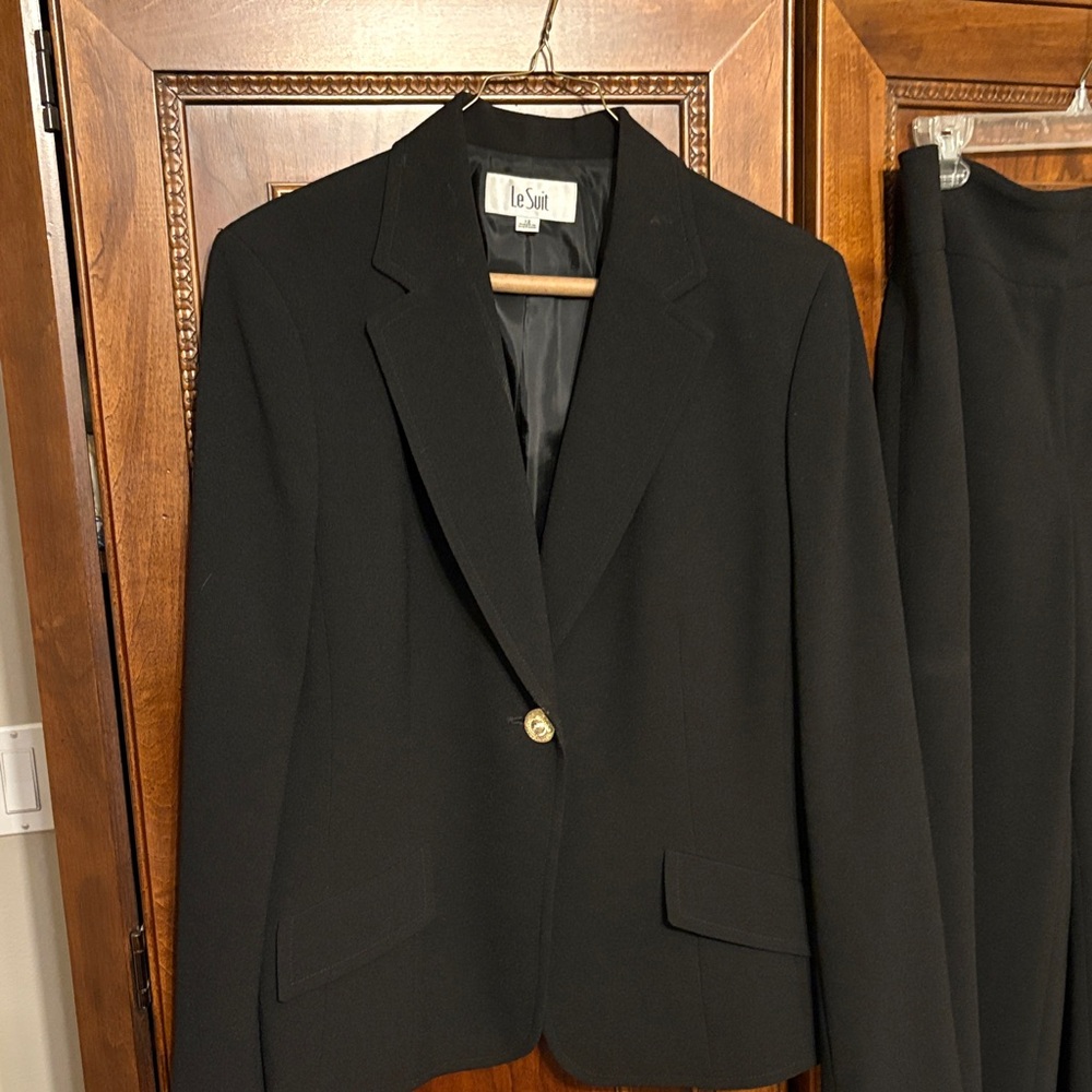Le Suit Women's Black Blazer with Gold Button - Picture 9 of 10